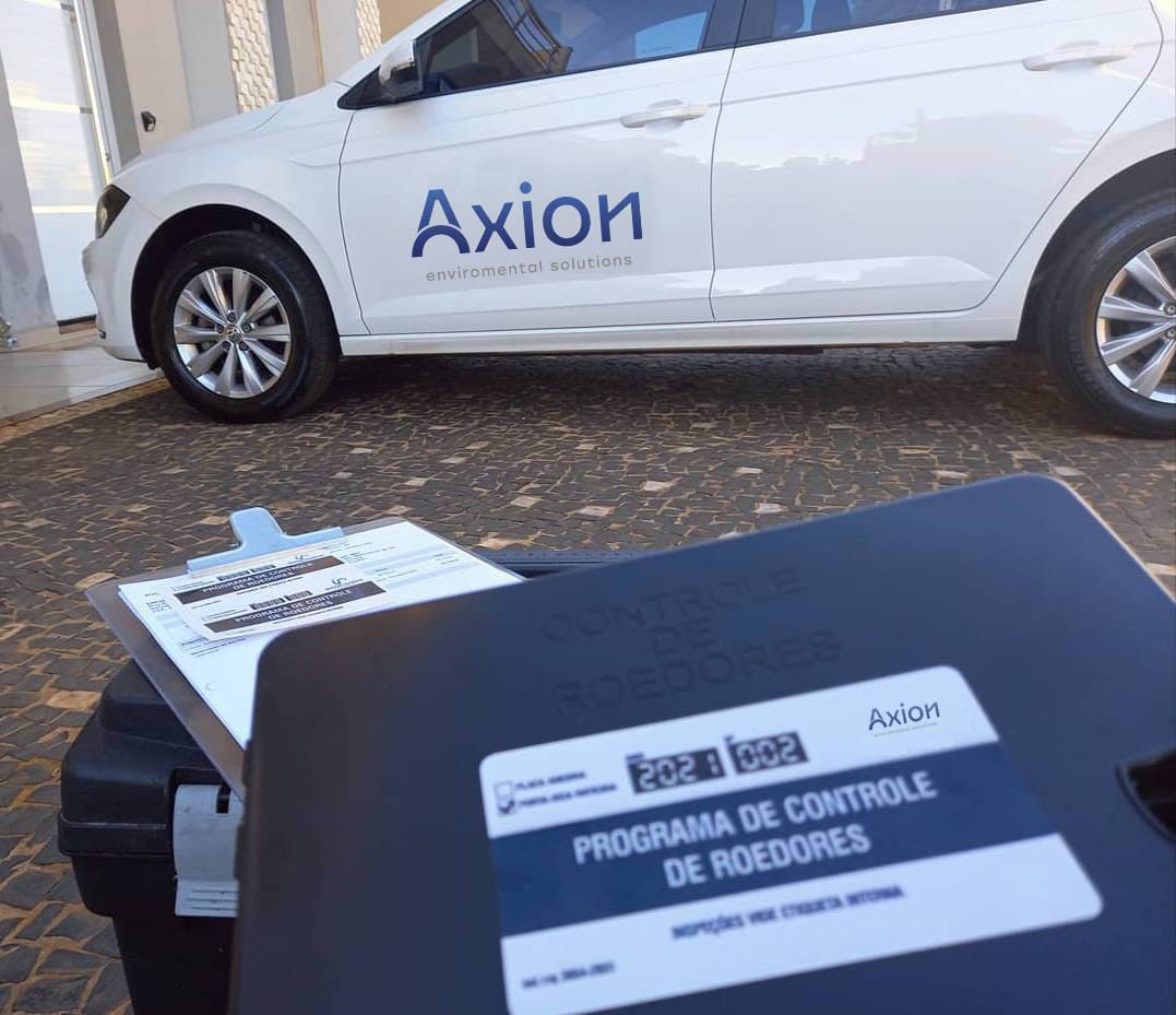 Técnico Axion com EPI completo em aplicação